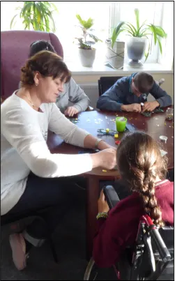 Îngrijitor lucrând cu un copil