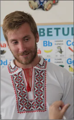 Tânăr în cămașă tradițională brodată