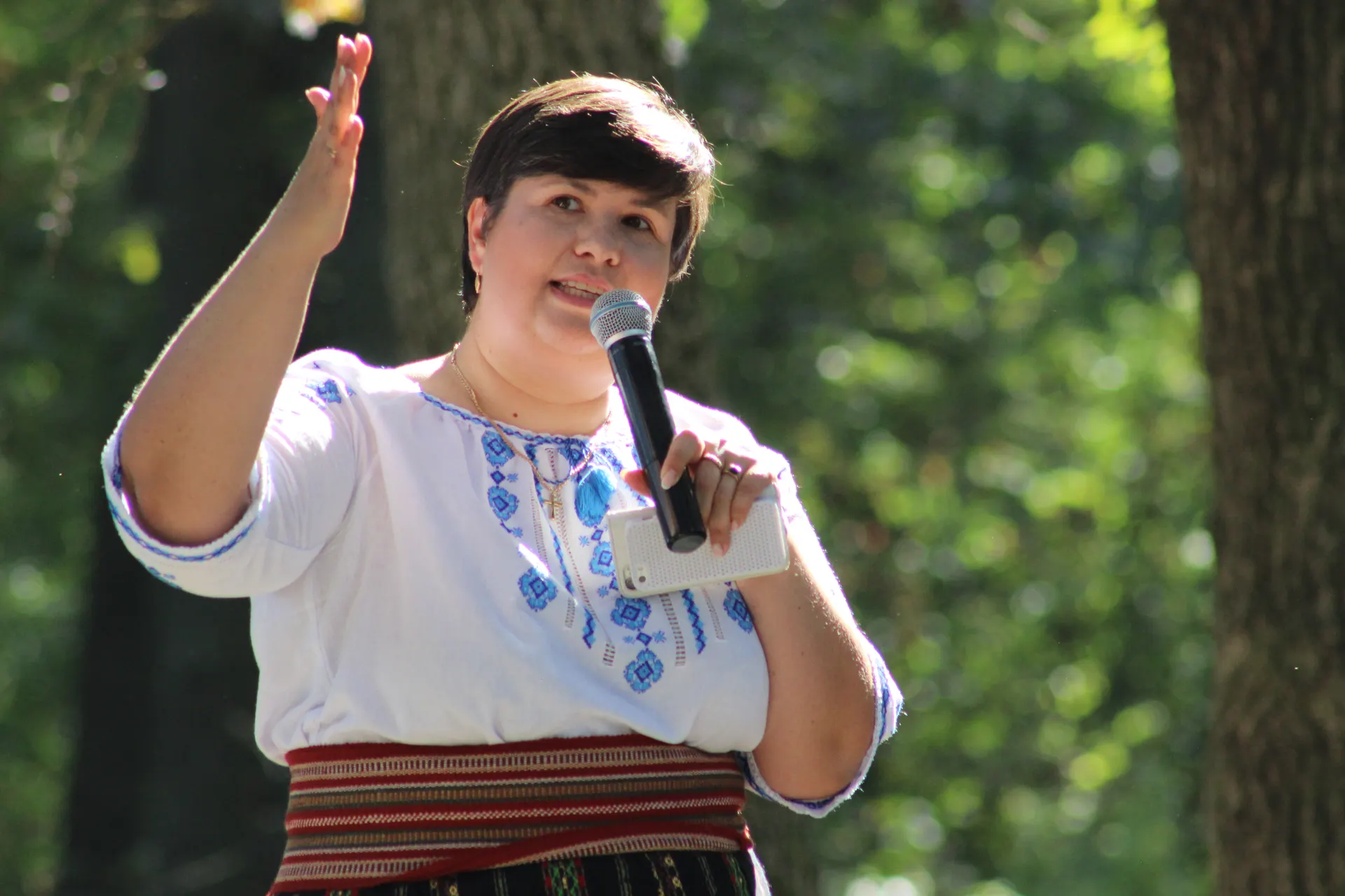 Femeie în ie moldovenească vorbind în fața publicului
